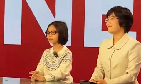 Cô bé 9 tuổi đứng trước ống kính VTV, dẫn bản tin tiếng Anh "chuẩn" biên tập viên