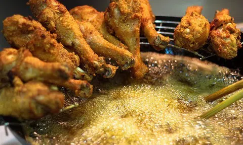 Bác sĩ chỉ ra 5 thói quen ăn uống nuôi "ung thư gan" của nhiều người trẻ