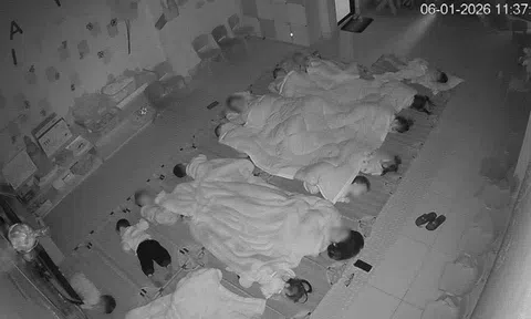 Bức ảnh học sinh mầm non ngủ trưa ở Hà Nội đang gây tranh cãi: Mẹ quá nhạy cảm hay các cô thực sự thiếu ý tứ?