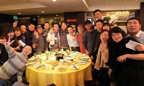 Lớp trưởng lương 90 triệu đồng/tháng mời họp lớp nhưng “biến mất” lúc nhận hoá đơn 10 triệu, tôi phải trả thay: 2 tuần sau thấy tin nhắn “điếng người”