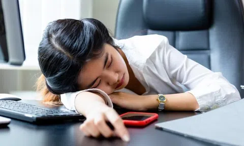 Ai vẫn ngủ trưa tư thế này tại văn phòng nên bỏ ngay