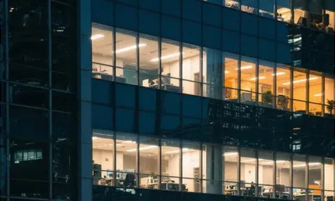 Sau 22h đêm, chuyện gì xảy ra bên trong các toà nhà ngân hàng, công ty công nghệ ở Trung Quốc?