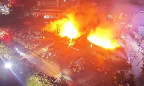 Xưởng gỗ cháy dữ dội, cột khói đen bốc cao hàng chục mét