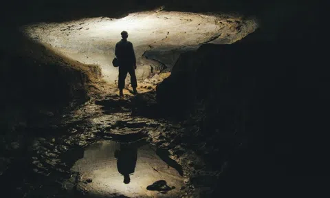 Hai tháng sống trong hang tối, nhà địa chất vô tình phát minh ra một lĩnh vực sinh học mới