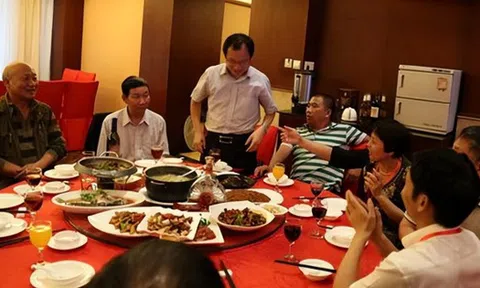 Lớp trưởng bị bạn học cũ ép thanh toán hoá đơn hơn 56 triệu đồng, một câu nói của “hoa khôi lớp” đã thay đổi tất cả