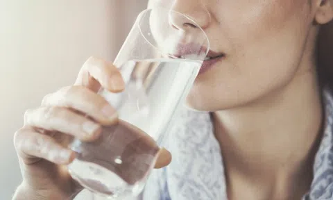 Mỹ cảnh báo 1 loại nước nhiều người tưởng lành mạnh nhưng uống thường xuyên cực hại thận, ảnh hưởng cả tim mạch