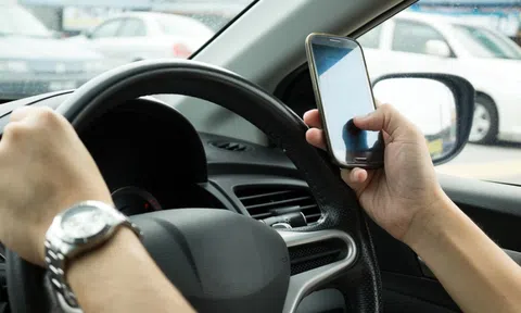 Cấm tuyệt đối cầm điện thoại khi lái xe: Không cần nhắn tin, chỉ cần trên tay là bị phạt