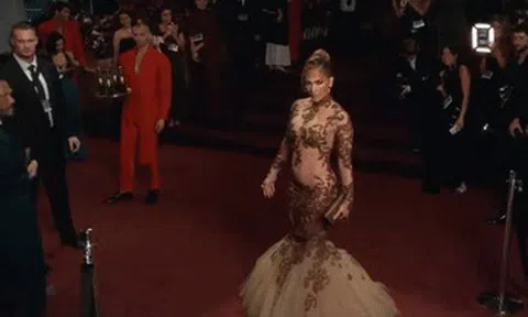Jennifer Lopez U60 vẫn khiến fan nín thở vì đầm xuyên thấu lộ đường cong sexy