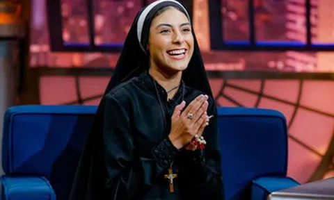 Hoa hậu từ bỏ sự nghiệp người mẫu, làm nữ tu ở tuổi 18 là ai?