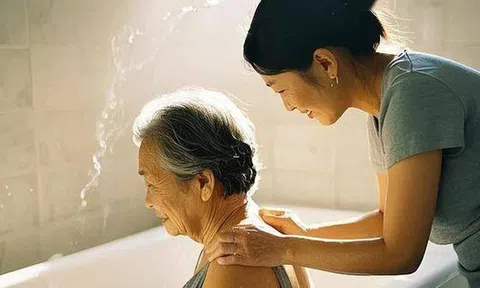 Sau 50 tuổi, hãy nhớ "4 điều không nên" khi tắm: Tắm sai cách có thể rút ngắn tuổi thọ