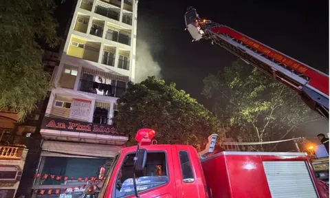 Cháy nhà nghỉ ở Hà Nội, cảnh sát cứu 7 người thoát nạn trong gang tấc