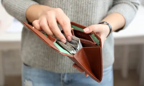 Trong ví có 4 vật này thì giữ cho kỹ, vứt đi kẻo rút lộc, mất vận