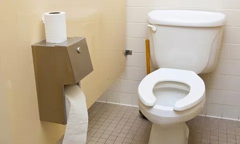 Lý do vì sao có 2 kiểu để giấy khác nhau trong các nhà vệ sinh công cộng: Sâu xa hơn nhiều người nghĩ