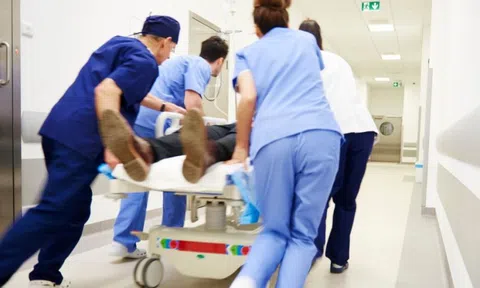 Ngày càng nhiều người mắc ung thư gan, bác sĩ cảnh cáo: 5 thứ tránh càng xa càng tốt