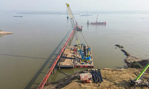 Cận cảnh công trường thi công cầu Thượng Cát hơn 7.300 tỷ đồng bắc qua sông Hồng