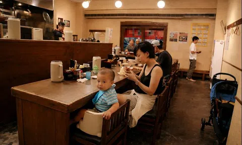 Cảnh tượng “hãi hùng” trong nhà hàng nổi tiếng ở Hà Nội khiến 1 KOLs hốt hoảng: Làm cha mẹ kiểu gì thế này?