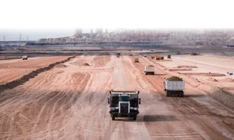 Phát hiện hơn 200 xe tải Trung Quốc không người lái bí mật khai thác kho báu lộ thiên lớn bậc nhất toàn cầu, diện tích bằng hơn 10.000 sân bóng đá