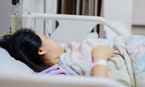 Cô gái 28 tuổi phải cắt bỏ dạ dày vì ung thư, bác sĩ cảnh báo: Có 4 nhóm người rủi ro cực cao, người trẻ càng cần cảnh giác