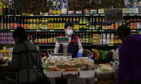 Phát hiện chủ tiệm tạp hoá chuyển khoản 354 lần cho khách hàng cũ tổng cộng 1 tỷ đồng, sau 10 năm mới báo công an