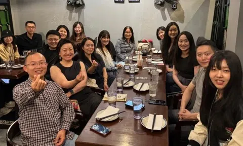 Đi họp lớp, tôi phát hiện người duy nhất vẫn đi xe buýt là lớp trưởng: Ngày hôm sau được hẹn gặp riêng, tôi chết sững!