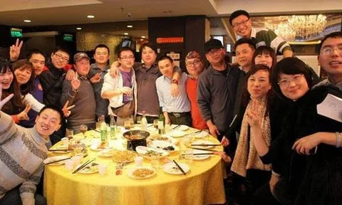 Mời họp lớp 15 người, đến nơi gấp đôi "quân số": Chủ tiệc làm một điều khiến cả bàn ăn chết lặng