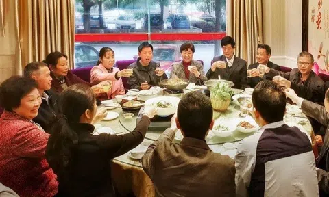 Buổi họp lớp "xấu hổ nhất đời" người đàn ông, thầy giáo chủ nhiệm đến muộn mang theo "món quà" bất ngờ