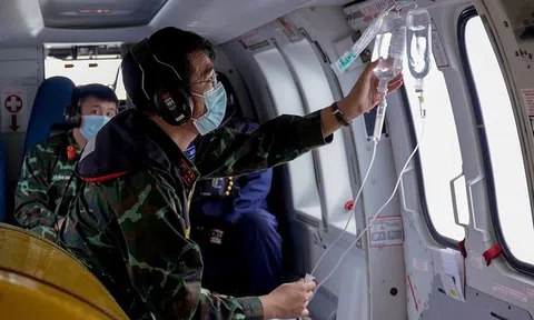 Trực thăng bay xuyên đêm đưa nam thanh niên hôn mê từ Trường Sa về đất liền cứu chữa