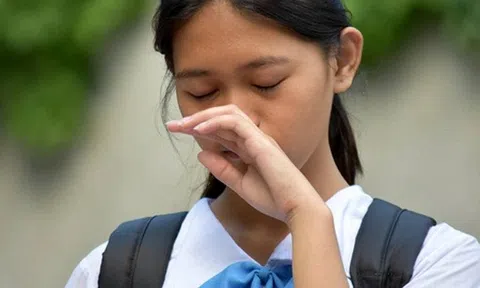 Tài khoản của nữ sinh tháng nào cũng nhận tiền từ một người đàn ông lạ: 4 năm sau sự thật mẹ cô "lặng người" bật khóc