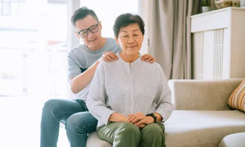 Lương hưu 41 triệu đồng, cụ bà cho con trai 37 triệu/ tháng lại bị con dâu phản đối: “Xin mẹ đừng đưa nhiều tiền nữa”