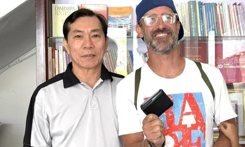 Trả lại tài sản cho du khách nước ngoài, người đàn ông từ chối nhận hậu tạ