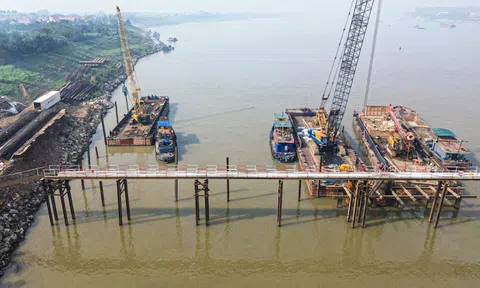 Cận cảnh công trường thi công cầu hơn 3.400 tỷ đồng nối Hà Nội - Phú Thọ