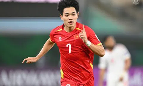 Hòa Minzy hào phóng tặng quà, MC Lại Văn Sâm vỡ oà khi U23 Việt Nam thắng UAE