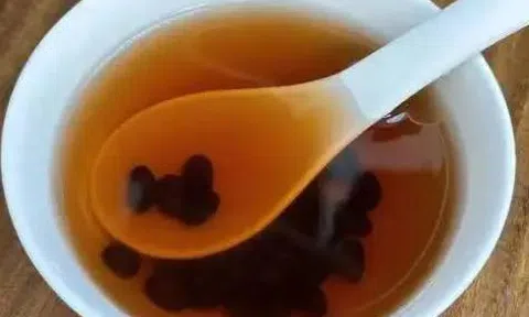 Người phụ nữ 40 tuổi uống nước đậu đen mỗi ngày để “thải độc”: 2 năm sau đi khám, bác sĩ nói một câu khiến ai cũng giật mình