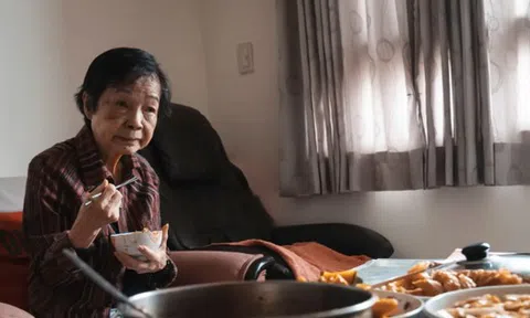 Tôi 70 tuổi, năm nào cũng nhận được rất nhiều tiền mừng tuổi mà không được tiêu, chỉ ước được nhận quà