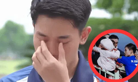 Đình Bắc nghẹn ngào lau nước mắt vì có lỗi với bố mẹ