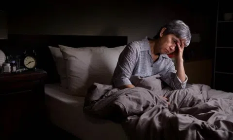 Người đàn ông 40 tuổi mất ngủ dai dẳng, uống thuốc không đỡ, bác sĩ khẳng định: Tôi đã xin cho anh 1 mảnh đất để trồng rau rồi!