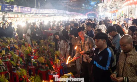 Dòng người đổ về phủ Tây Hồ lúc rạng sáng