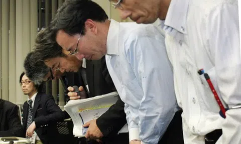 Đi gặp mặt khách, người EQ thấp nói: "Em chào anh", người EQ cao phản ứng khiến sếp phải để ý và thăng chức!