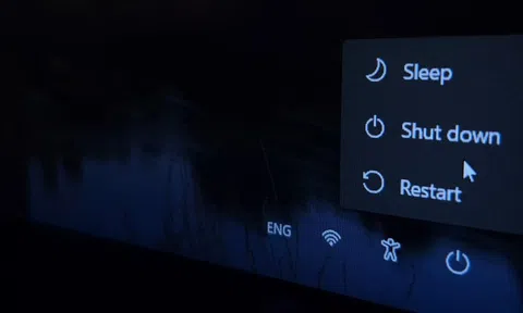 Vì sao nút khởi động lại cứ như "thuốc tiên"? - Điện thoại, TV, máy tính mà lỗi cứ bấm xong là khỏi hết?