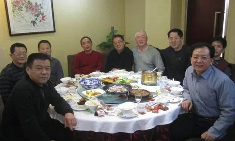 Đi họp lớp, tôi ngán ngẩm trước sự phô diễn của bạn bè, rút ra 4 NGUYÊN TẮC để chẳng cần khoe mẽ vẫn nhận được tôn trọng