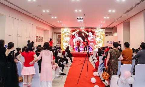 Từ chối biểu diễn văn nghệ trong tiệc tất niên, nhân viên bị công ty đuổi việc