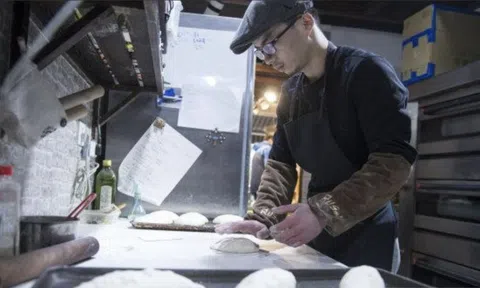 Thạc sĩ Y khoa trường danh tiếng đi bán bánh mì, 3 năm đầu liên tục thua lỗ vẫn khẳng định: “Tôi ghét nhất câu hỏi có hối hận không?”