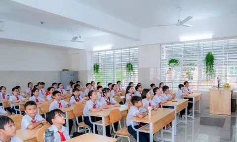 Phụ huynh ở TPHCM bức xúc vì phải đến họp sớm để giành 'chỗ đẹp' cho con