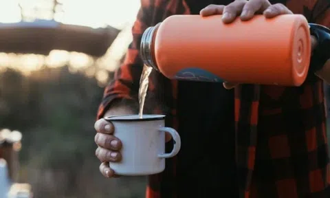 Sốc: Dùng bình giữ nhiệt để uống cà phê nóng, người đàn ông tử vong vì nhiễm độc chì