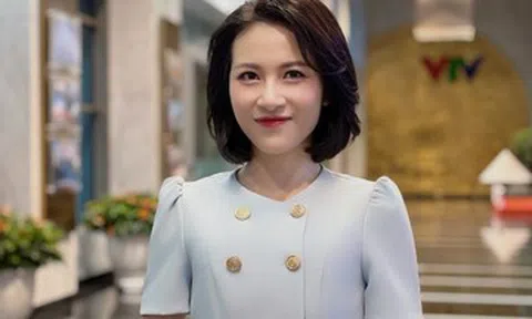 BTV Ngọc Anh xúc động khi bố ngồi xe máy đợi con 2 tiếng ở cổng đài VTV