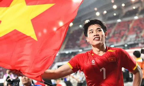 Cầu thủ Nguyễn Đình Bắc gây 'sốt' với màn tương tác đáng yêu với ca sĩ Quân A.P