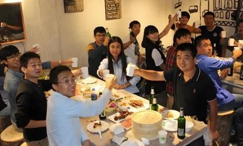 Đi họp lớp, người bạn nghèo nhất đeo vàng kín người, sự thật được tiết lộ khiến tất cả ngỡ ngàng