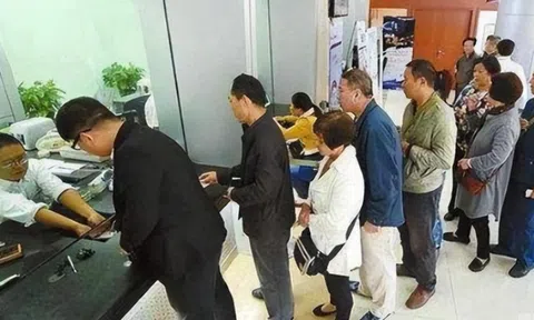 Phát hiện hơn 358 tỷ đồng tiền gửi của 42 khách hàng đồng loạt chảy vào tài khoản ngân hàng của 1 người phụ nữ sinh năm 1962