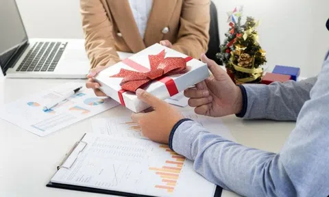 Độc lạ: Thưởng Tết bằng... búa và thông điệp gây bất ngờ