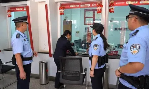 Phát hiện khách đặt 4 lệnh mua vàng với giá hơn 3,6 tỷ đồng, công an lập tức đến ngân hàng xác minh, còn yêu cầu đơn vị chuyển phát đổi địa chỉ giao hàng